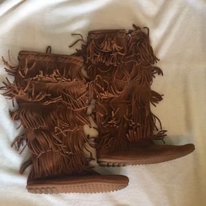 Minnetonka 5 Layer Fringe Boots